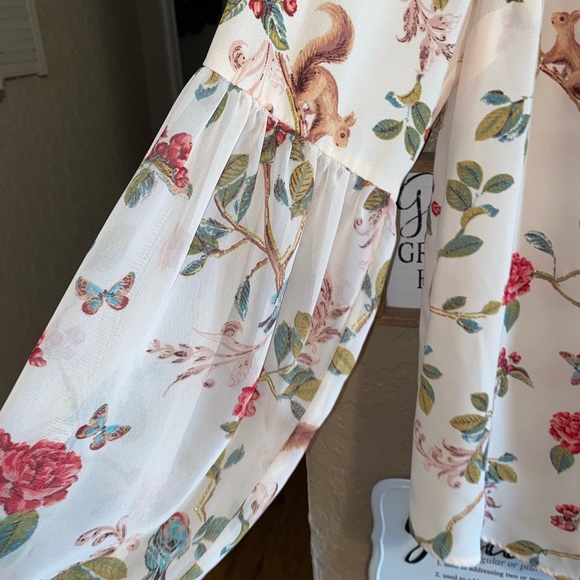 Women’s Disney by Lauren Conrad Cream Floral Top Size Medium EUC - Picture 2 of 2